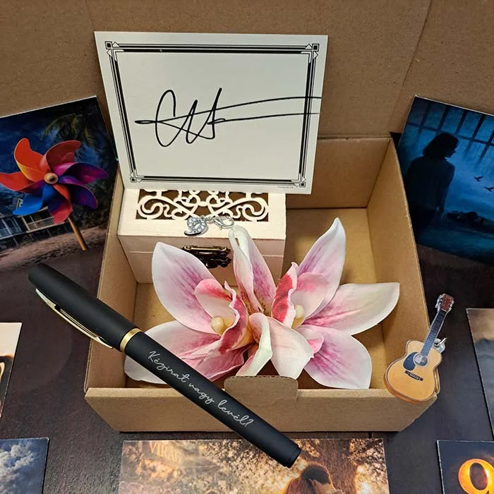 colleen hoover limitált rajongói box – eredeti dedikált kártyával